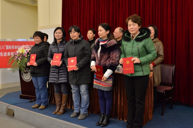 2013年度“同濟大學闔家齊飛模范家庭”獲得者王穗輝 2013年度“同濟大學闔家齊飛模范家庭”獲得者王穗輝
